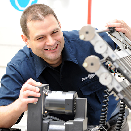 Mann arbeitet an Maschine